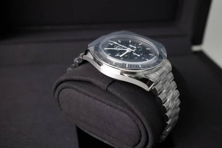 What Makes the Rolex Submariner One of the Most Iconic Watches in History?