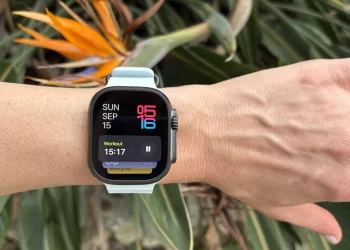 Who Are the Users of Apple Watches, and How Do They Evaluate Its Performance, Features, and Impact on Daily Life?