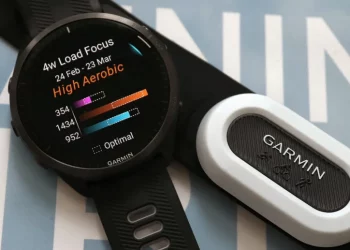 How Do the Technologies of Apple Watch and Garmin Smartwatches Compare in Terms of Innovation, Performance, and User Experience?