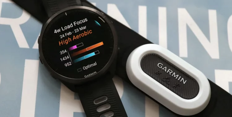 How Do the Technologies of Apple Watch and Garmin Smartwatches Compare in Terms of Innovation, Performance, and User Experience?
