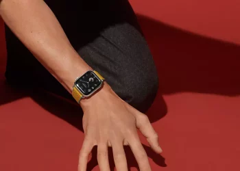 How Do the Cultures and Influences of Apple Watch and Garmin Differ in the World of Wearable Tech?