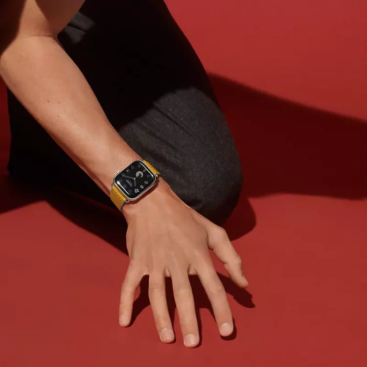 How Do the Cultures and Influences of Apple Watch and Garmin Differ in the World of Wearable Tech?