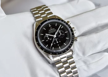 How Should You Maintain the Omega Speedmaster to Ensure Longevity and Performance? A Complete Guide to Proper Care and Maintenance