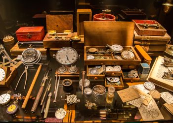 Why Do Watchmakers Still Use 200-Year-Old Tools? The Secrets of Traditional Craftsmanship