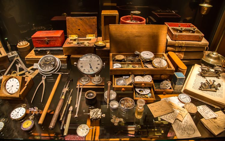 Why Do Watchmakers Still Use 200-Year-Old Tools? The Secrets of Traditional Craftsmanship