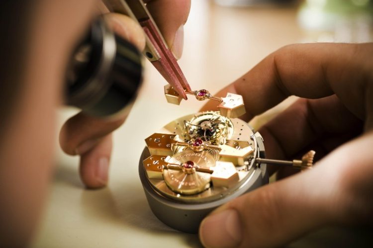 The Technology and Craftsmanship Behind Watchmaking: Which Innovations Have Revolutionized the Industry?