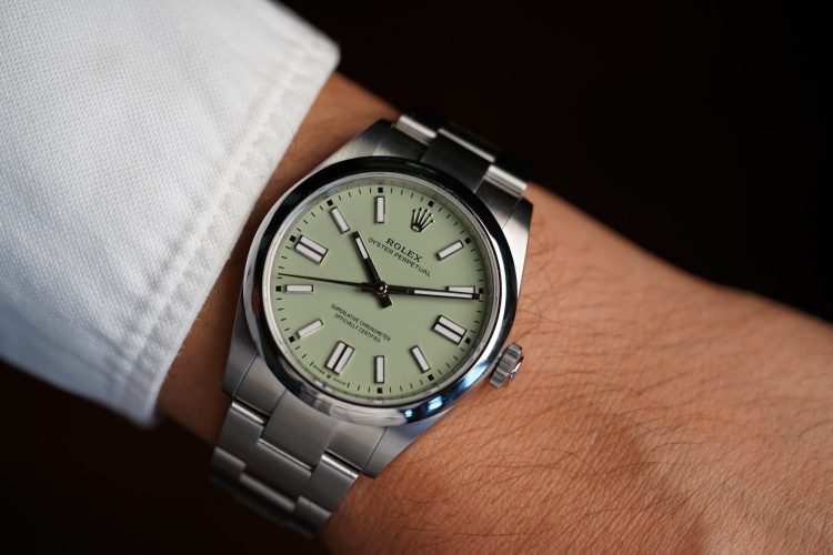 Why Did Rolex Just Ban UV Light Cleaning for All Its Service Centers?