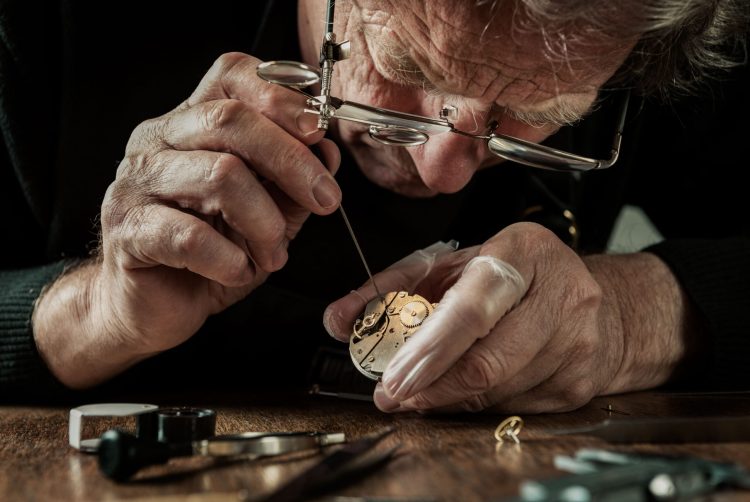 How to Identify Professional vs. Unprofessional Watch Repair Shops: A Guide to Choosing the Right Service