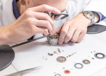 Why is Maintaining Your Watch Movement So Important? The Long-Term Impact of Regular vs. Neglected Maintenance